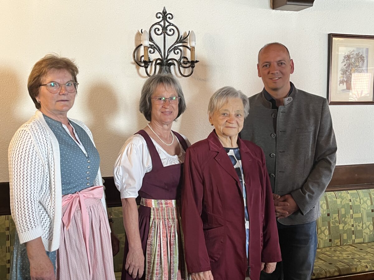Theres Hausmann feiert 90. Geburtstag in Högling