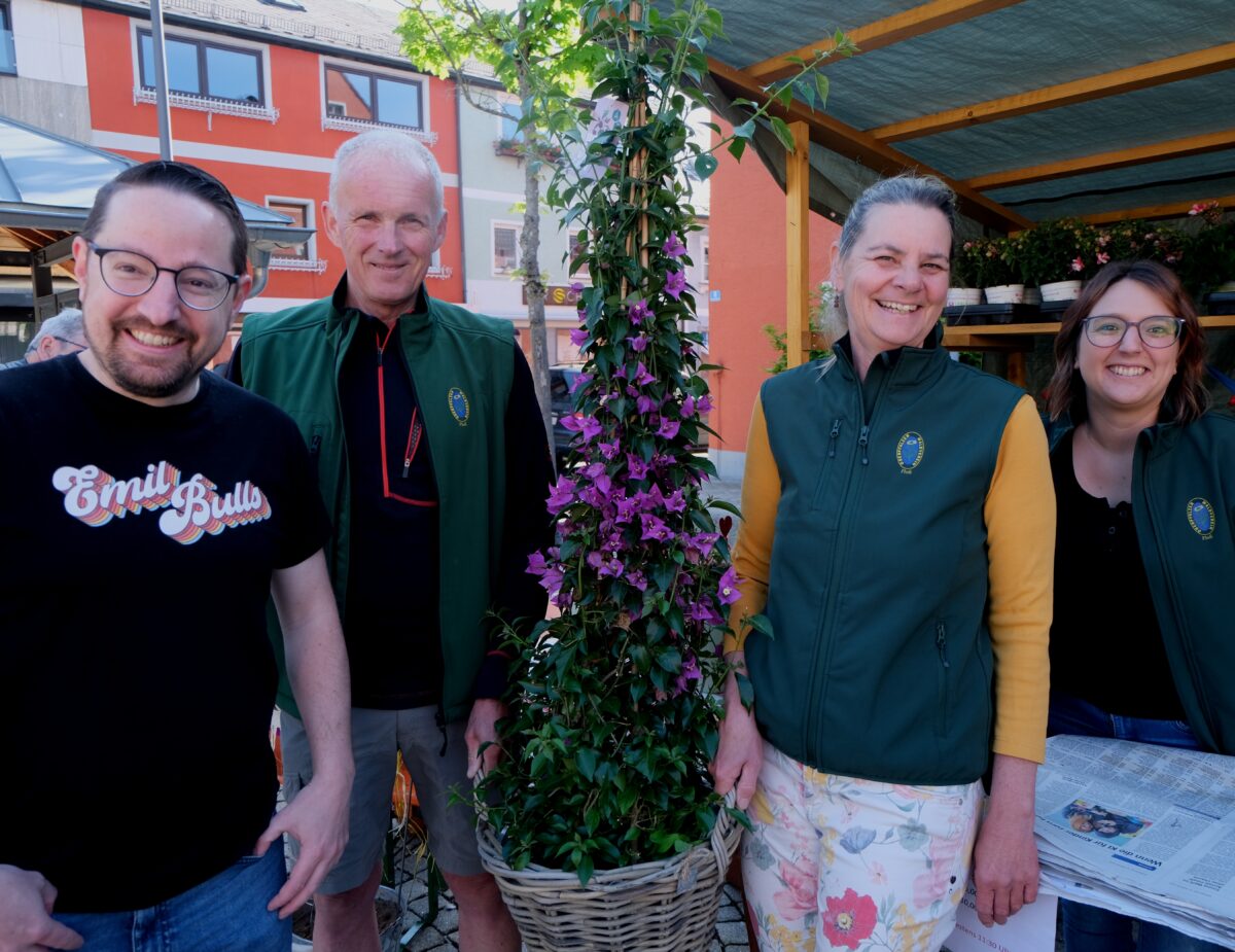 Traditionelle Blumentombola begeistert zum Muttertag in Floß