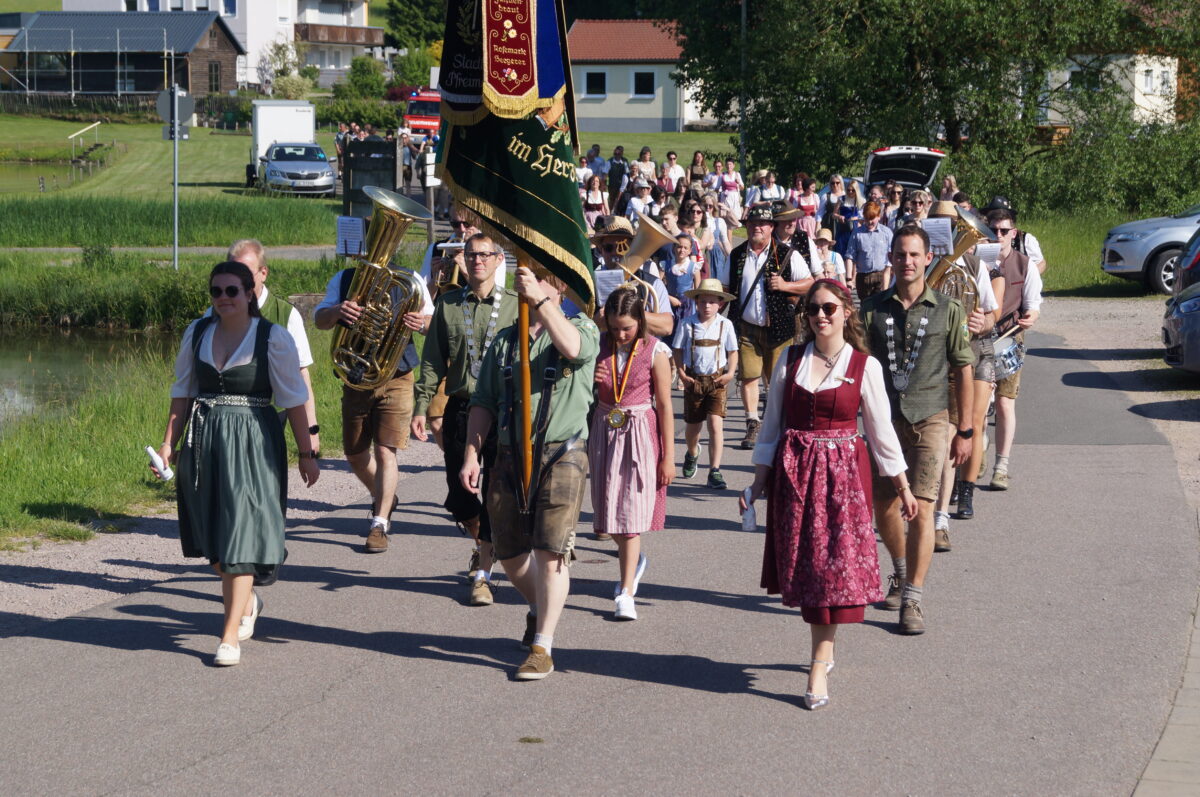 Was für ein Spektakel: Traditioneller Festzug holt Vereinshoheiten in Weihern ab