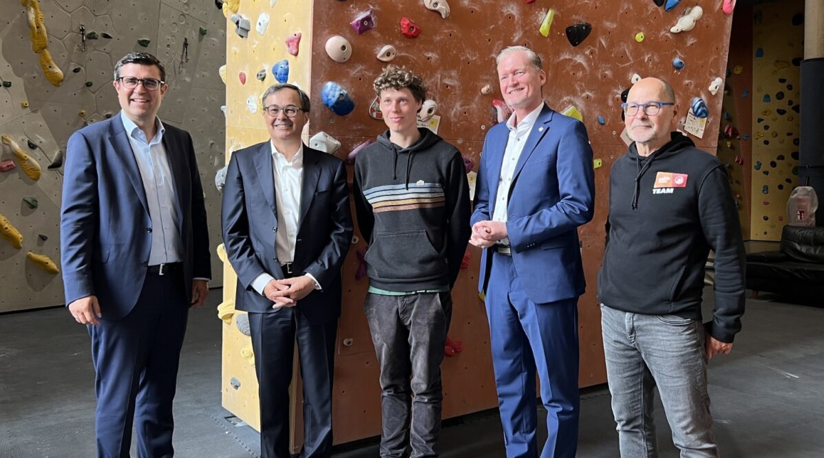 Volksbank Raiffeisenbank und DAV besiegeln Partnerschaft in Regensburg