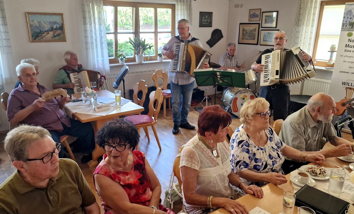 Volksmusik lässt Weiden in der Almhüttn mitschunkeln