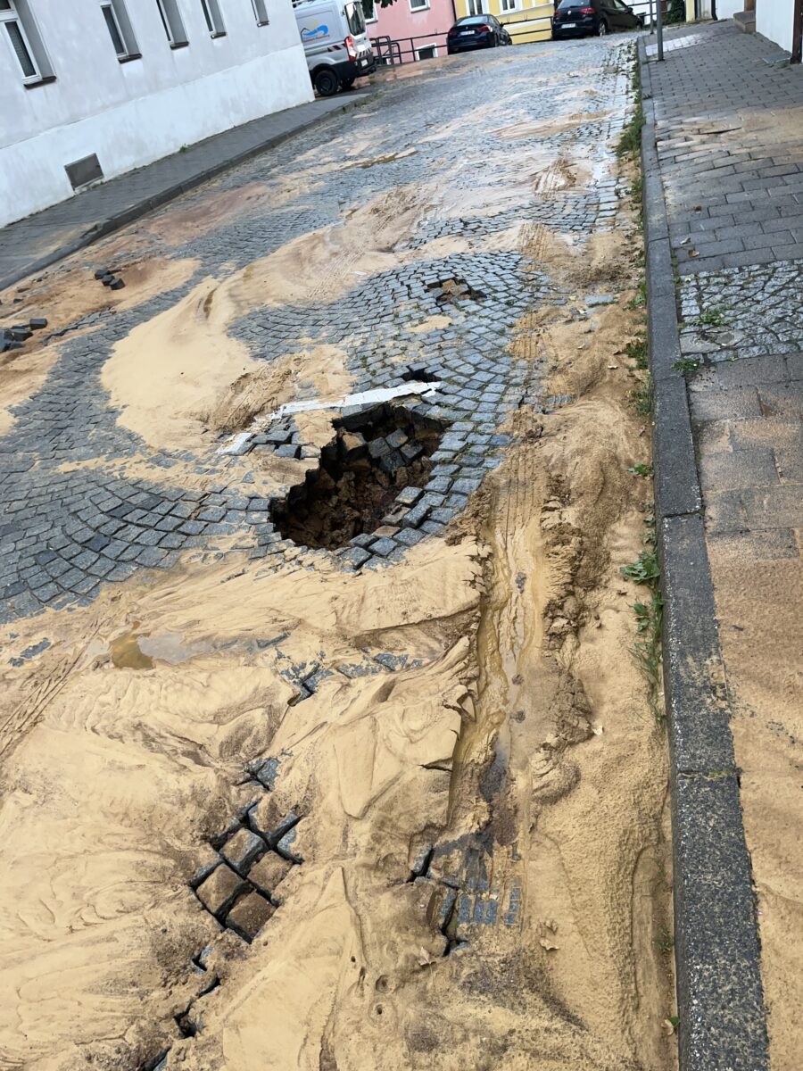 Wasserrohrbruch verursacht Fahrbahneinsturz in Sulzbach-Rosenberg