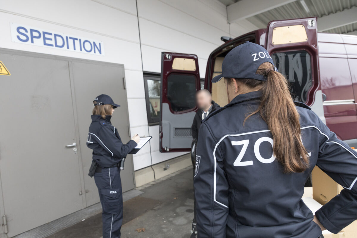 Zoll meldet 23 Sachverhalte nach Paketprüfung in Regensburg