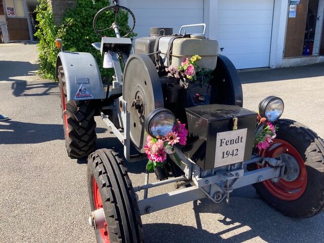 Oldtimer verwandeln Lerau in Automeile mit 320 Fahrzeugen