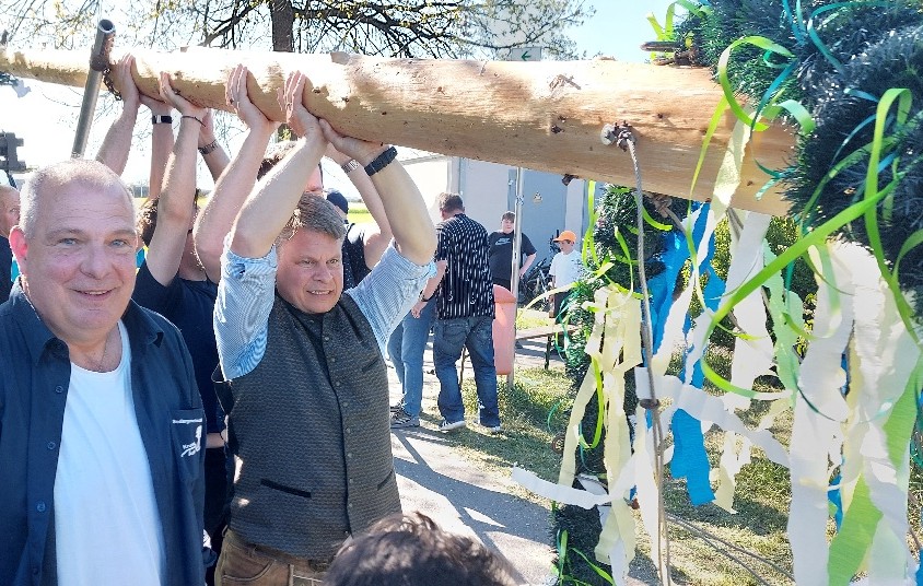 Maibaum steht wieder bei den Krumme Äcker-Siedlern
