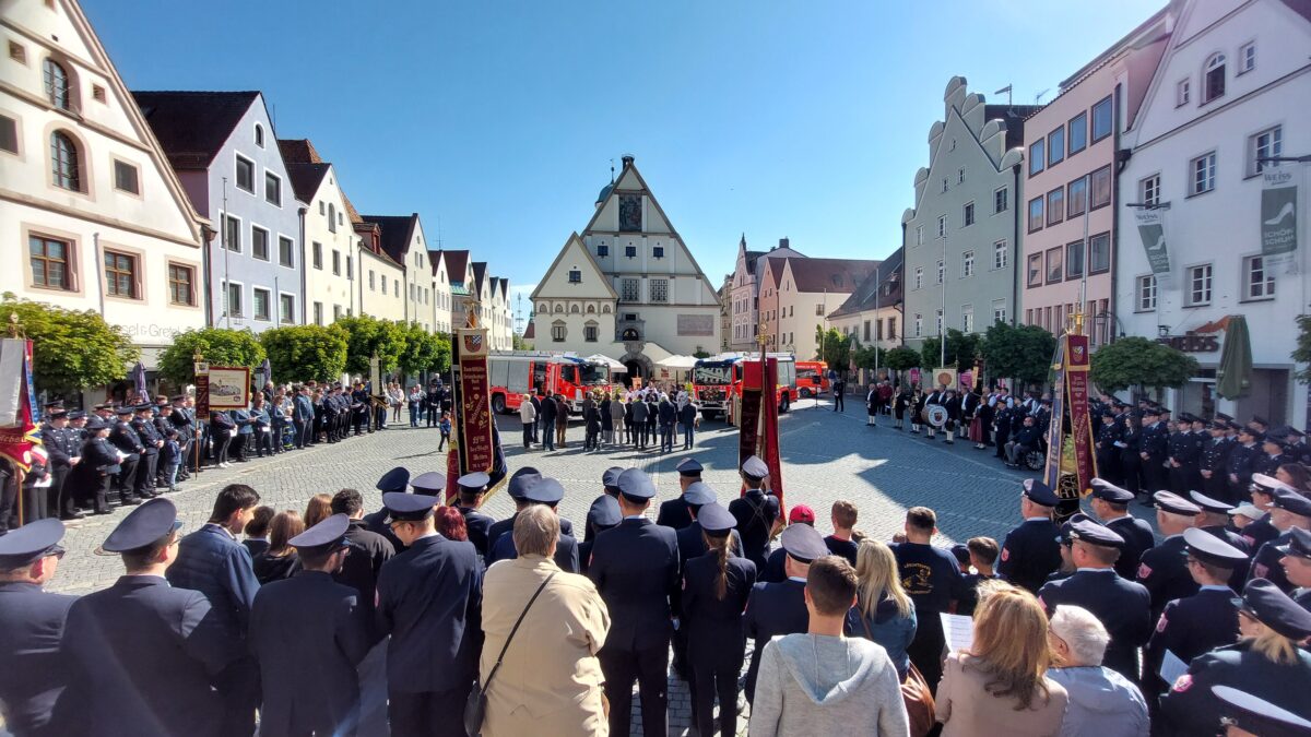 Zwei neue Einsatzfahrzeuge der Weidener Feuerwehr feierlich gesegnet