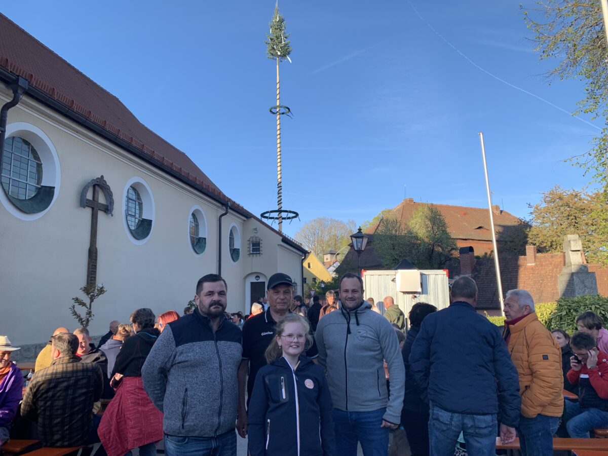 30 Meter hoher Maibaum am Kirchplatz in Wurz aufgestellt