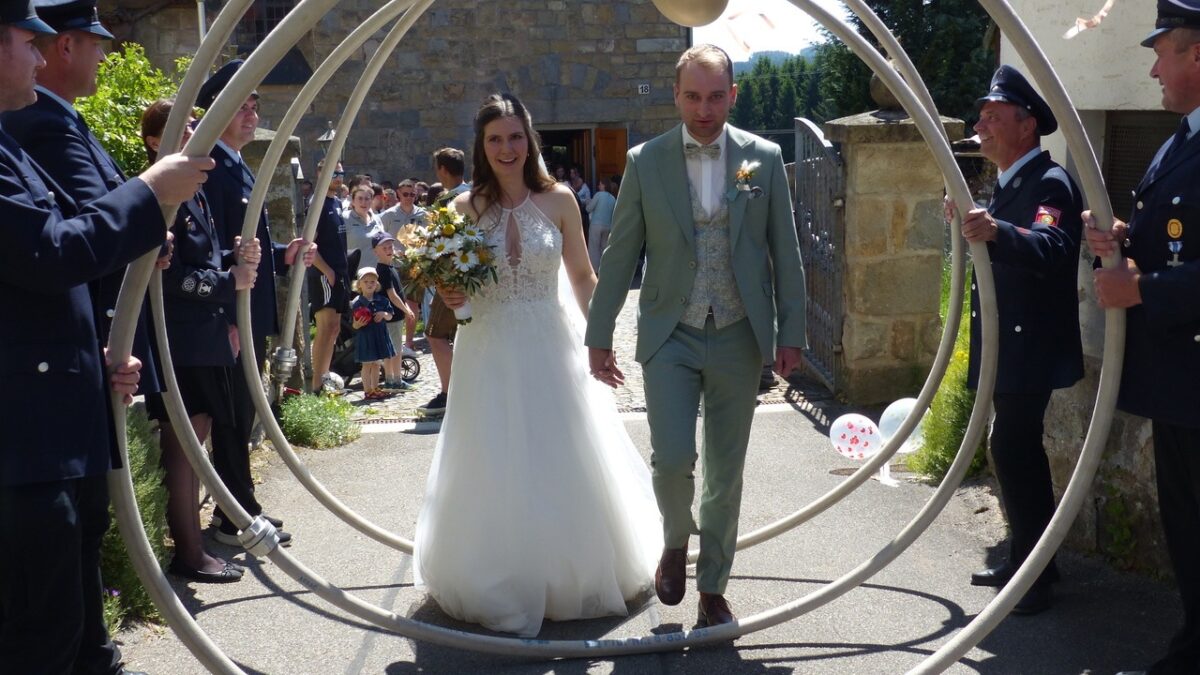 Hochzeit und Taufe in Döllnitz mit großem Vereinsspalier