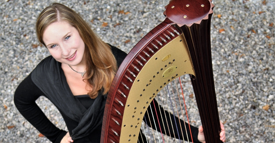 Die Harfenistin Olivia Neuhauser in der Wolfgangskrypta