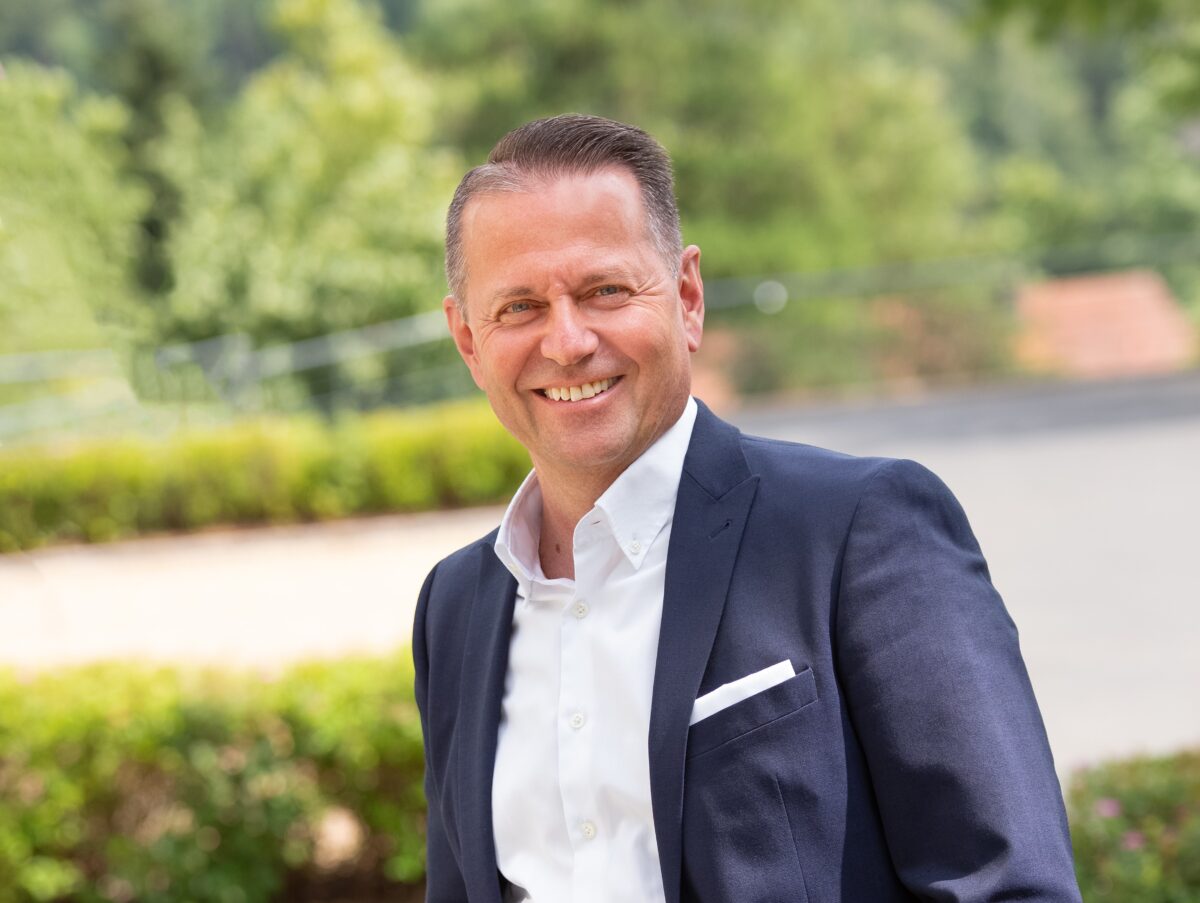 Gerhard Hösl verabschiedet sich 2026 als Sparkassenchef in Neustadt