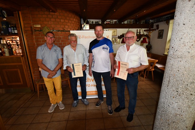 Kfz-Fachverein ernennt Josef Schärtl zum Ehrenvorsitzenden in Weiden