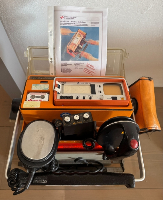 Historischer Defibrillator in Sonderausstellung des museum34 in Auerbach