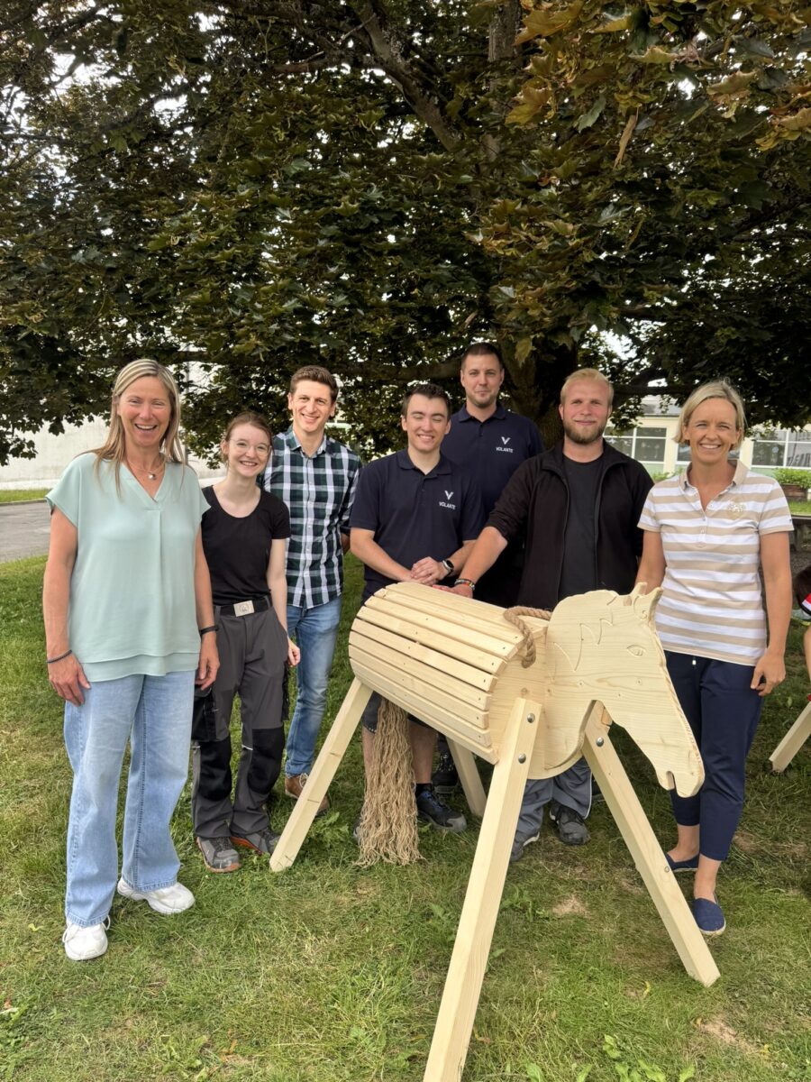 Schüler bauen Holzpferde für den Spielplatz – Praxisprojekt bei Firma Volante