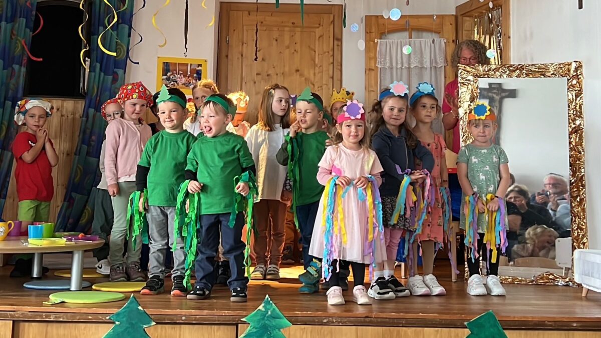 Schneewittchen verzaubert Besucher beim märchenhaften Kinderhausfest in Wurz