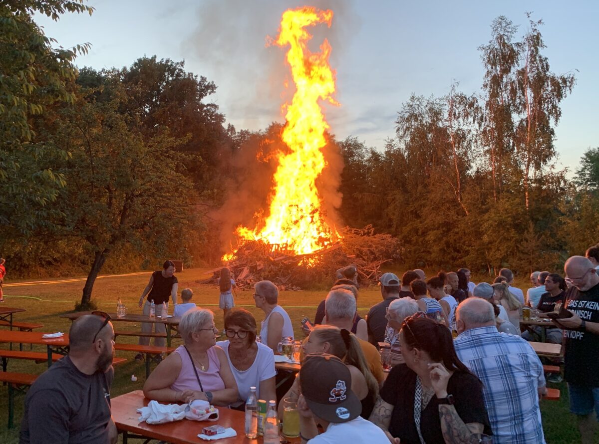 Burschenverein brennt Johannisfeuer ab