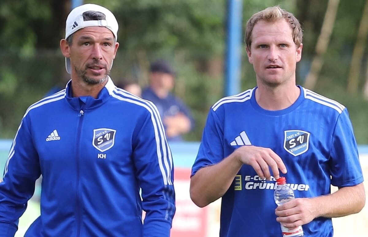 Spielertrainer Andy Wendl (rechts) und Klaus Herrmann (links) sind ein eingespieltes Team und sind für den sportlichen Bereich bei dem in der Bezirksliga startenden SV Etzenricht verantwortlich. Foto: Rudi Walberer