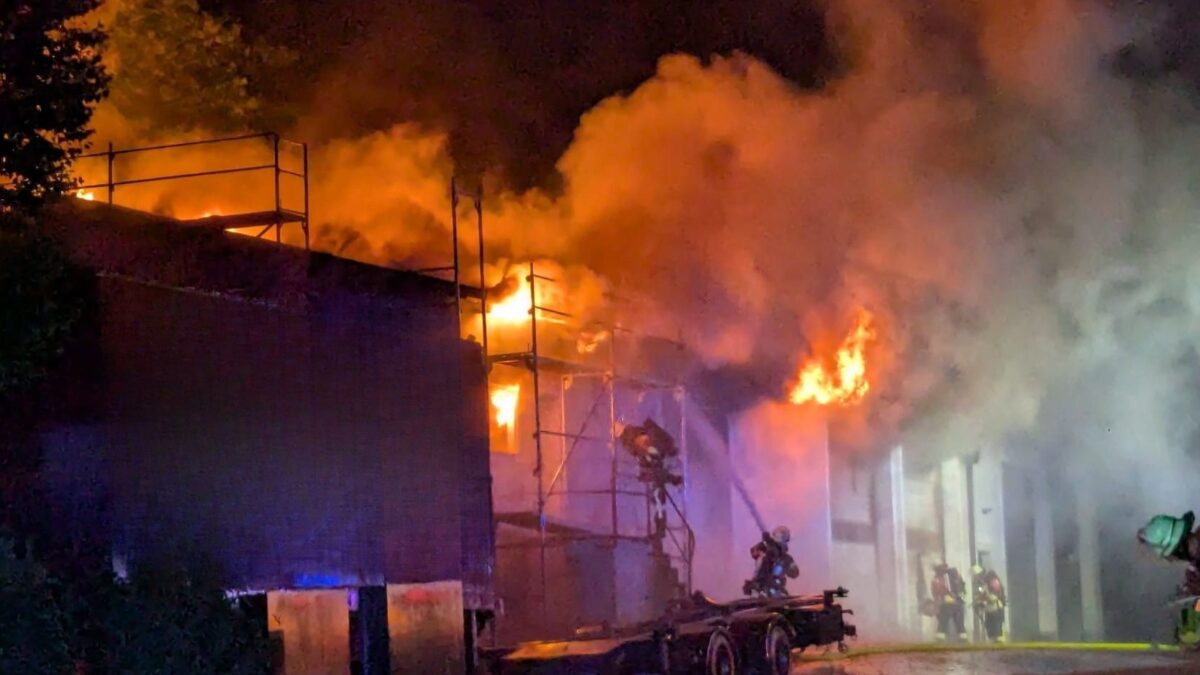 Großbrand in Ursensollen: Lagerhalle in Flammen – schnelles Eingreifen verhindert Schlimmeres