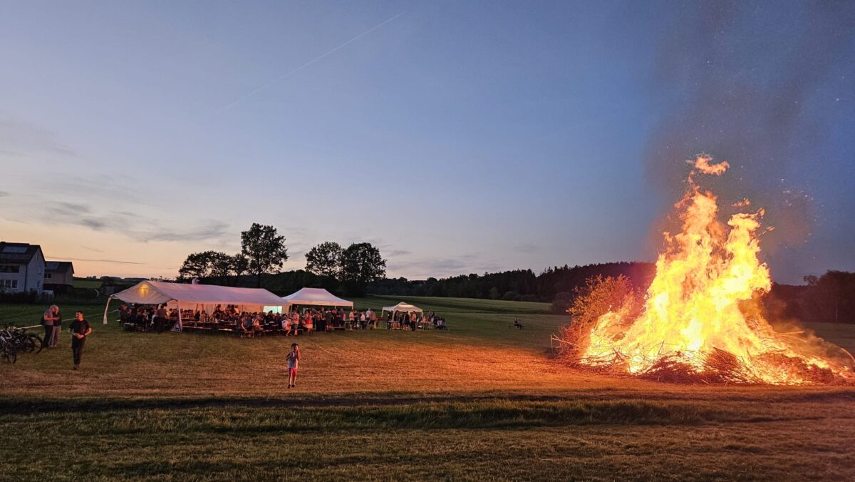Erstes Pfingstfeuer lodert in Meerbodenreuth