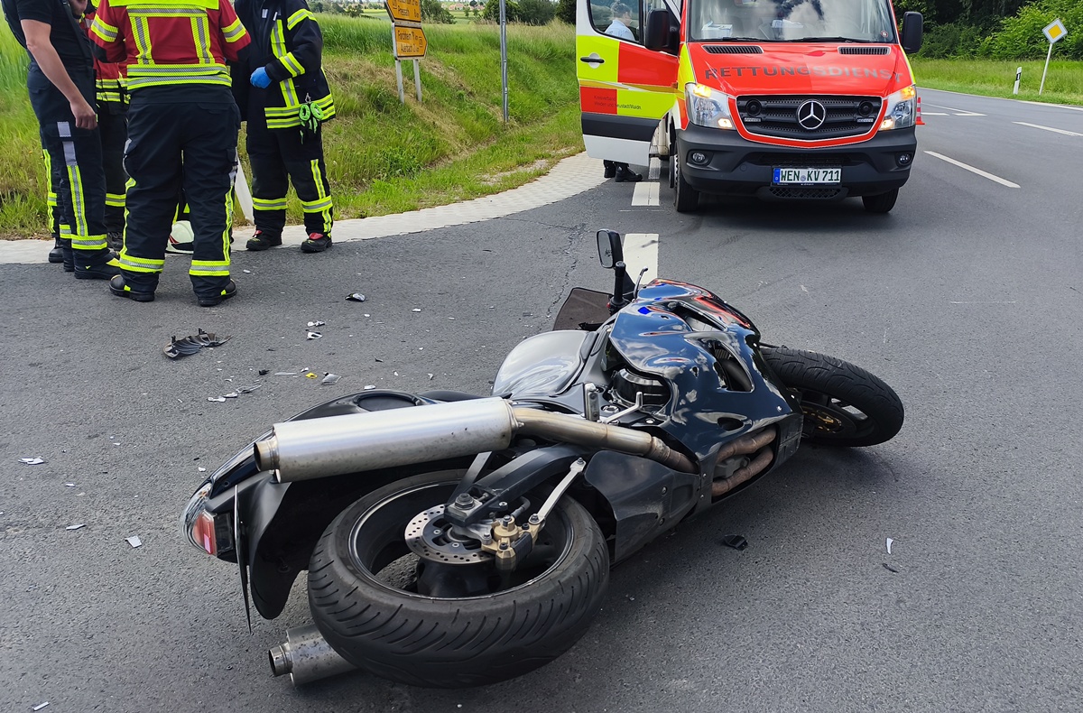 Motorradfahrer und Sozia bei Unfall auf der B 470 verletzt