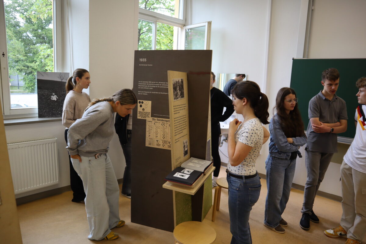 Ausstellung „Geliebte Gabi“ eröffnet am Augustinus-Gymnasium in Weiden