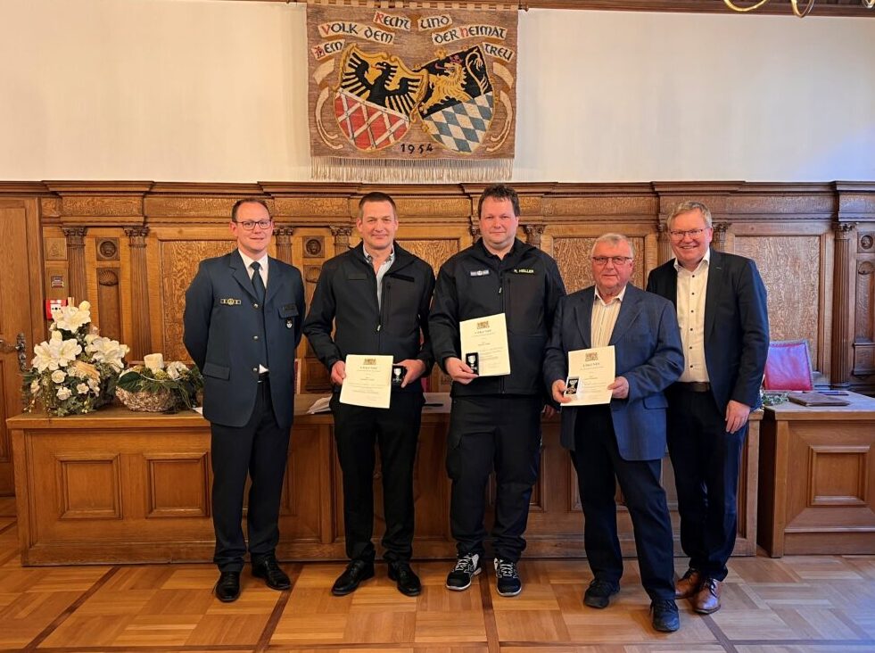 Ehrenzeichen für THW-Mitglieder in Amberg verliehen