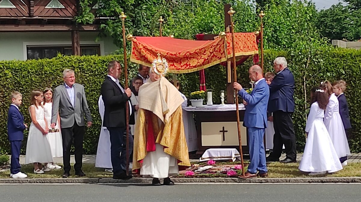 Feierliche Fronleichnamsprozession bewegt Gläubige in Schlammersdorf