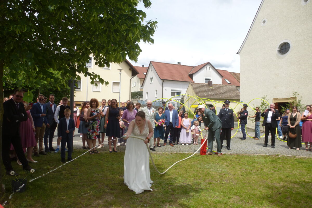 Feuerwehr feiert Hochzeit: "Erste Hilfe"-Koffer für Patrick und Paula Grünbauer