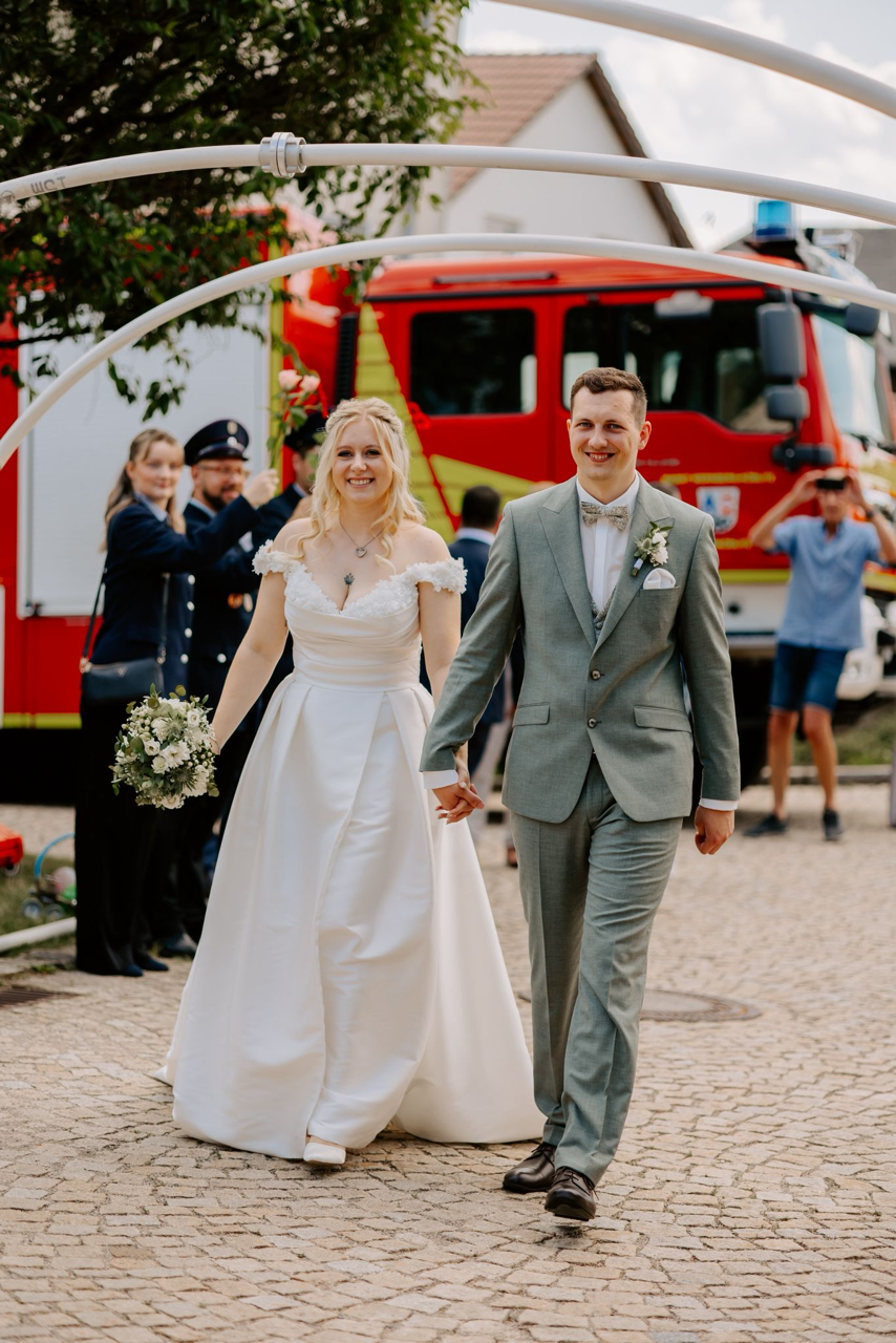 Feuerwehrduo heiratet kirchlich in Leuchtenberg