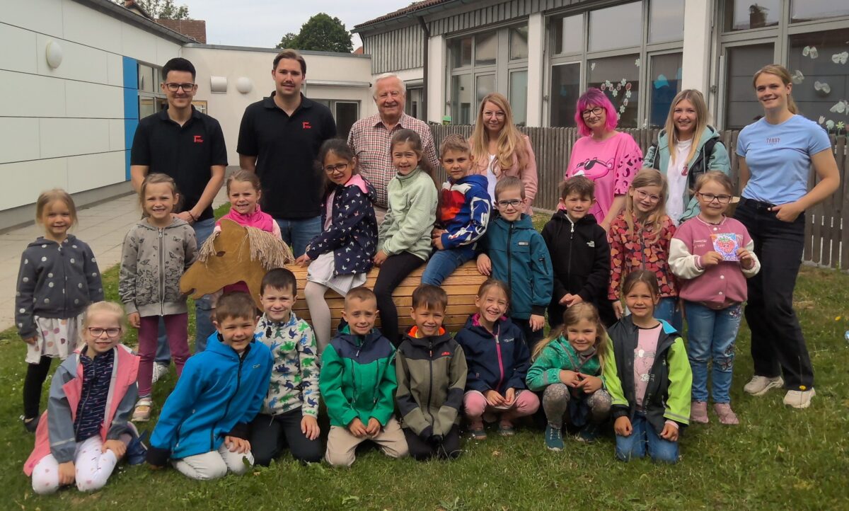 Firma Tretter spendet Holzpferd ans Kinderhaus Herz Jesu in Immenreuth