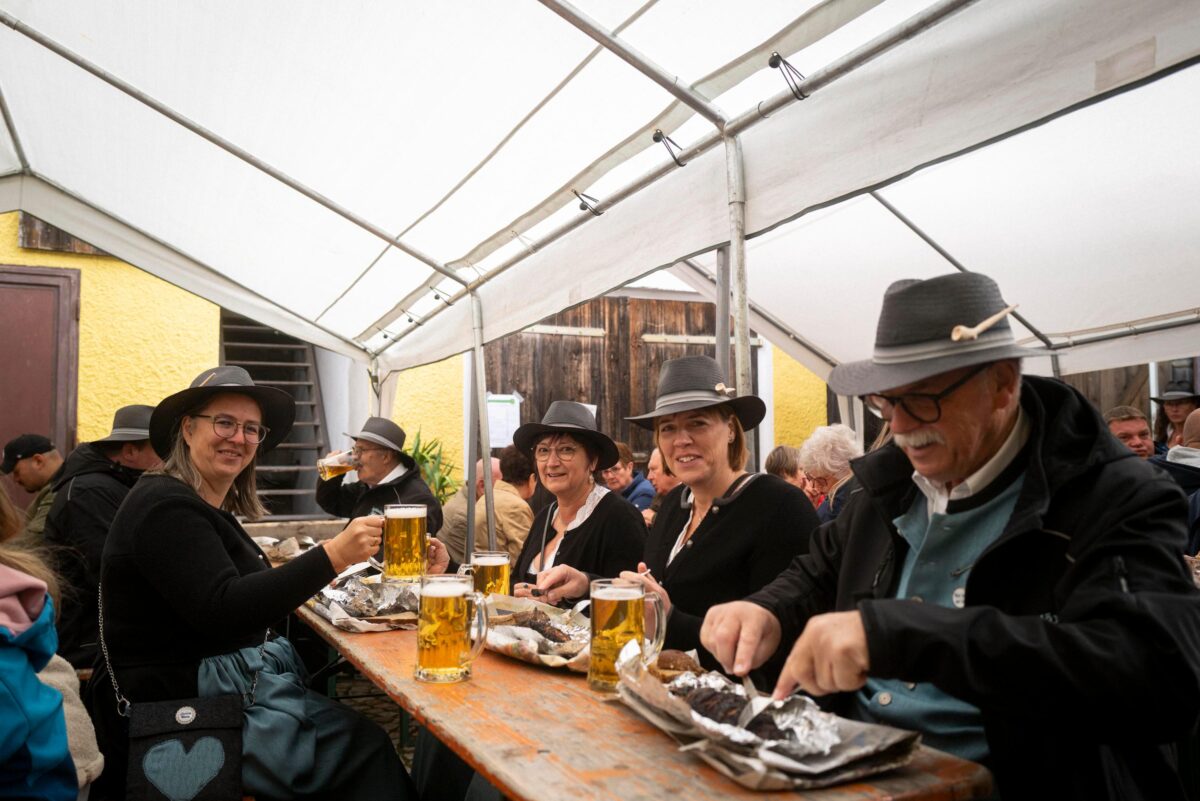 Fischerfest in Neuhaus begeistert mit Alphornklängen
