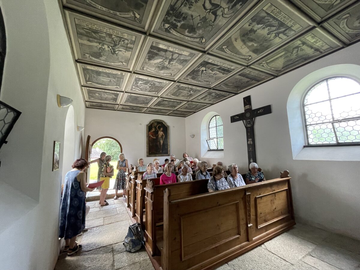 Frauenbund aus Weiden besucht Totentanzkapelle Wondreb