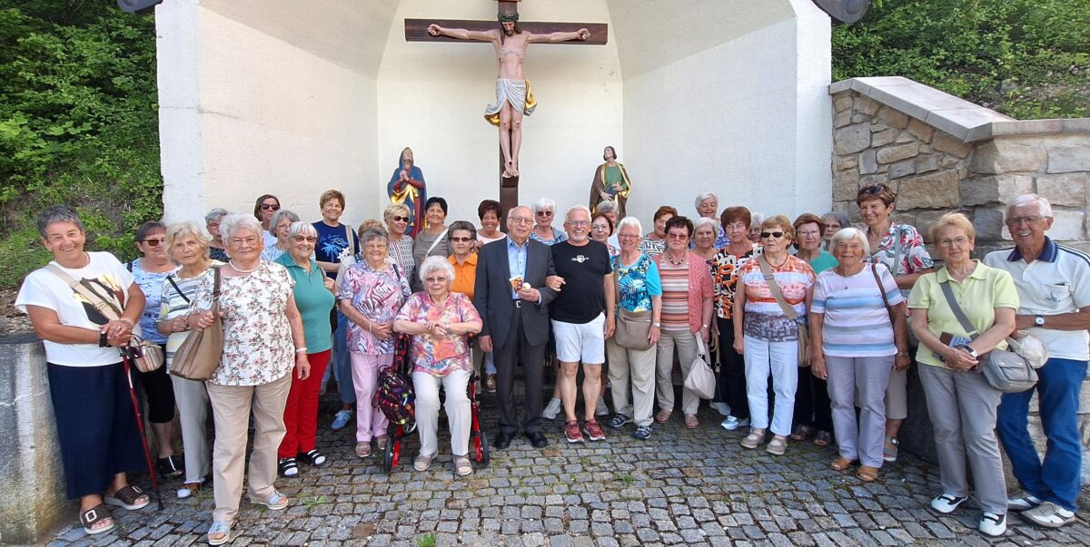 Fröhliche Neumarkt-Tour begeistert Senioren der Pfarrei Schirmitz