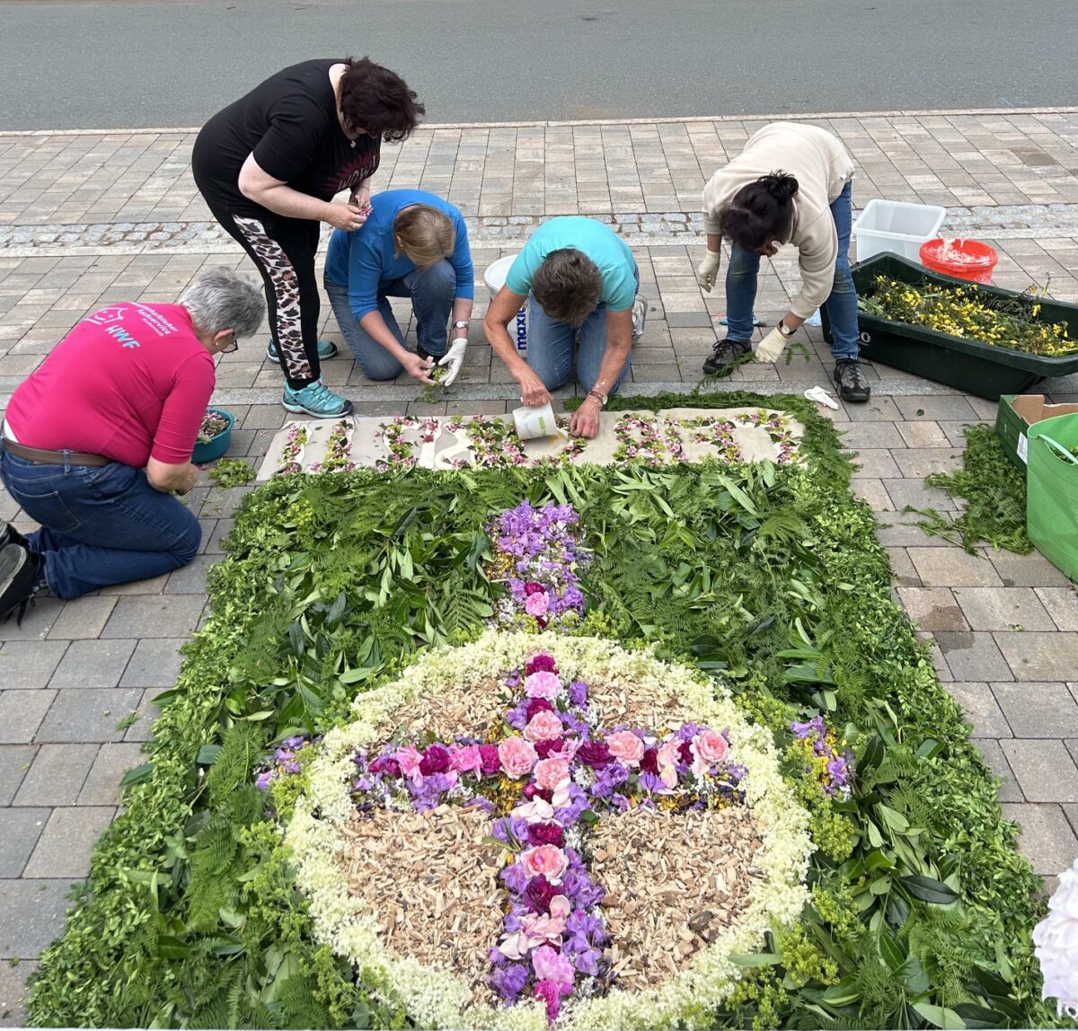 Fronleichnamsprozession in Immenreuth mit Blumenteppich und Böllerschüssen