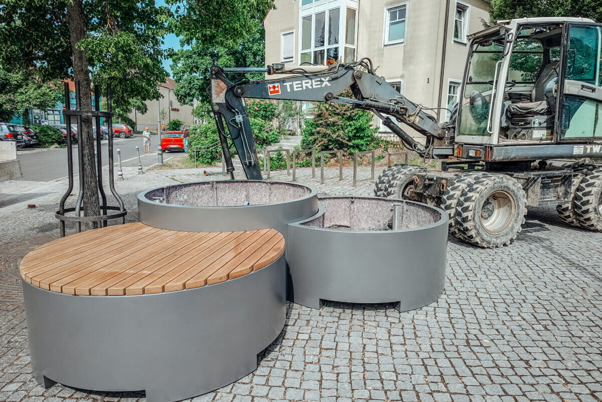 Grüne Sitzinseln beleben die Altstadt in Amberg