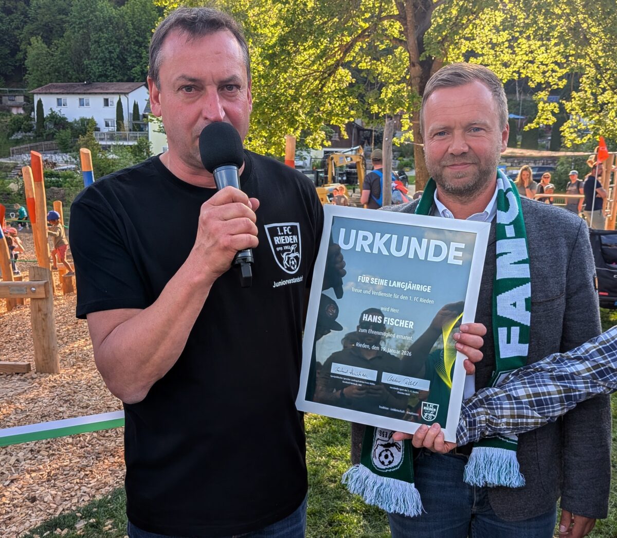 Ehrenurkunde Hans Fischer mit Bernhard Heinisch.jpg