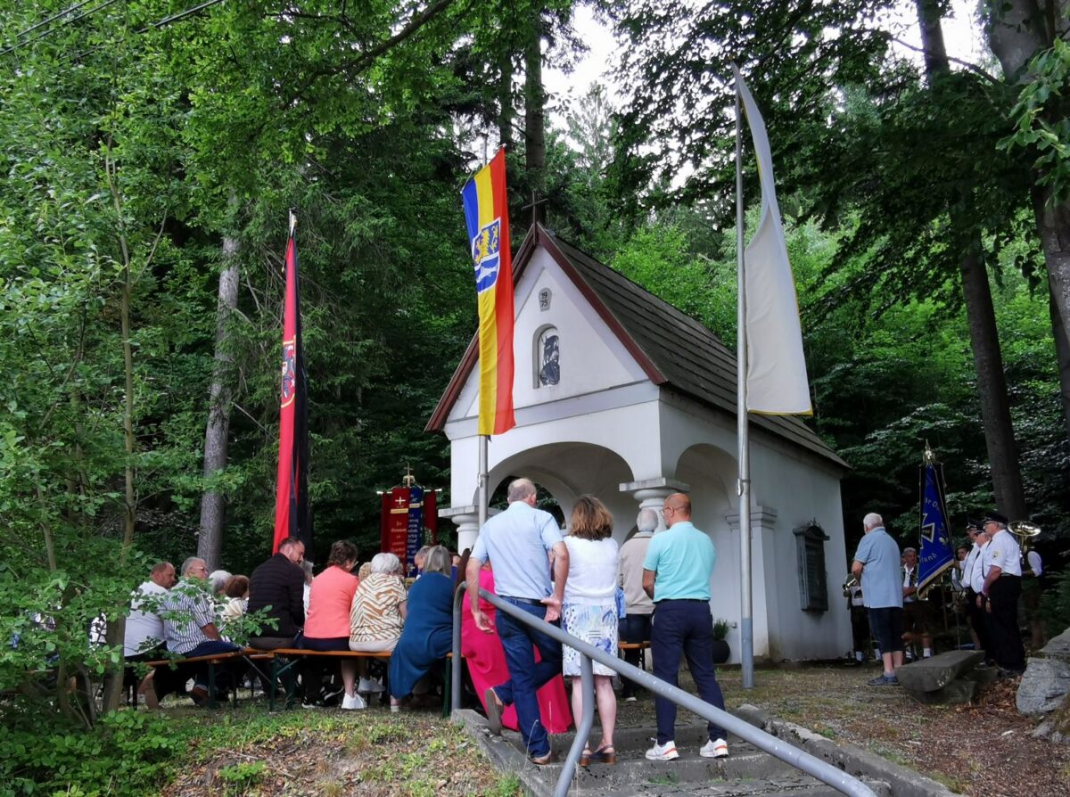 Traditionelle Messfeier an der Waldkapelle am Goldberg von Karl Ziegler Eslarn.