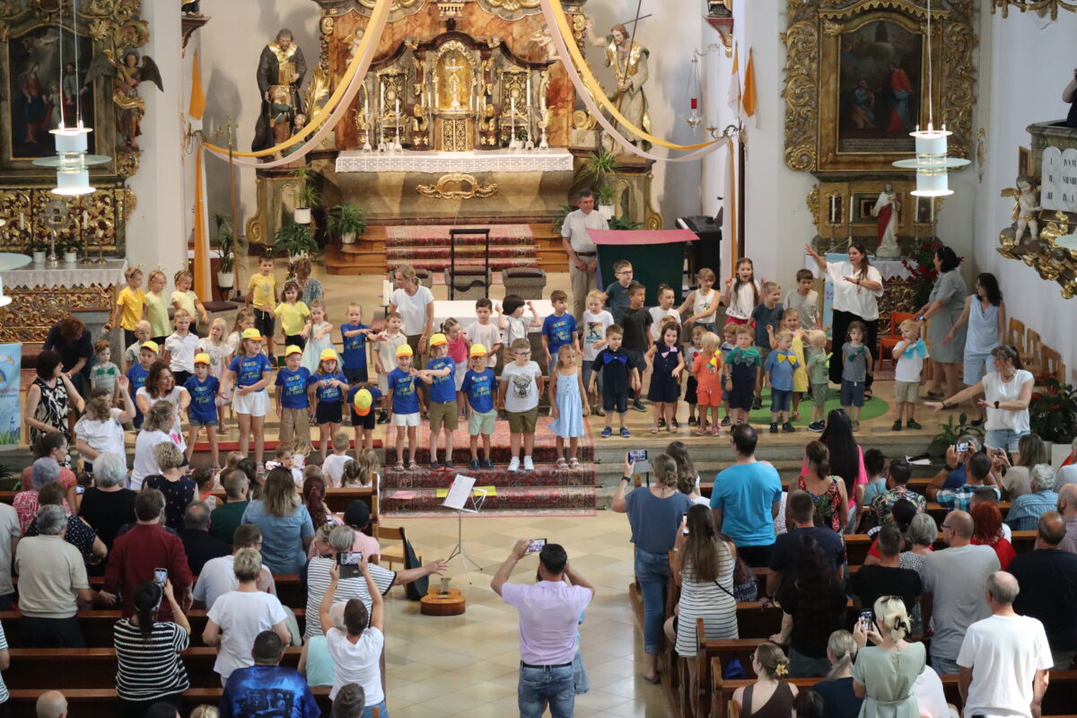 Kinder begeistern beim Liederfest in Floß in der Pfarrkirche