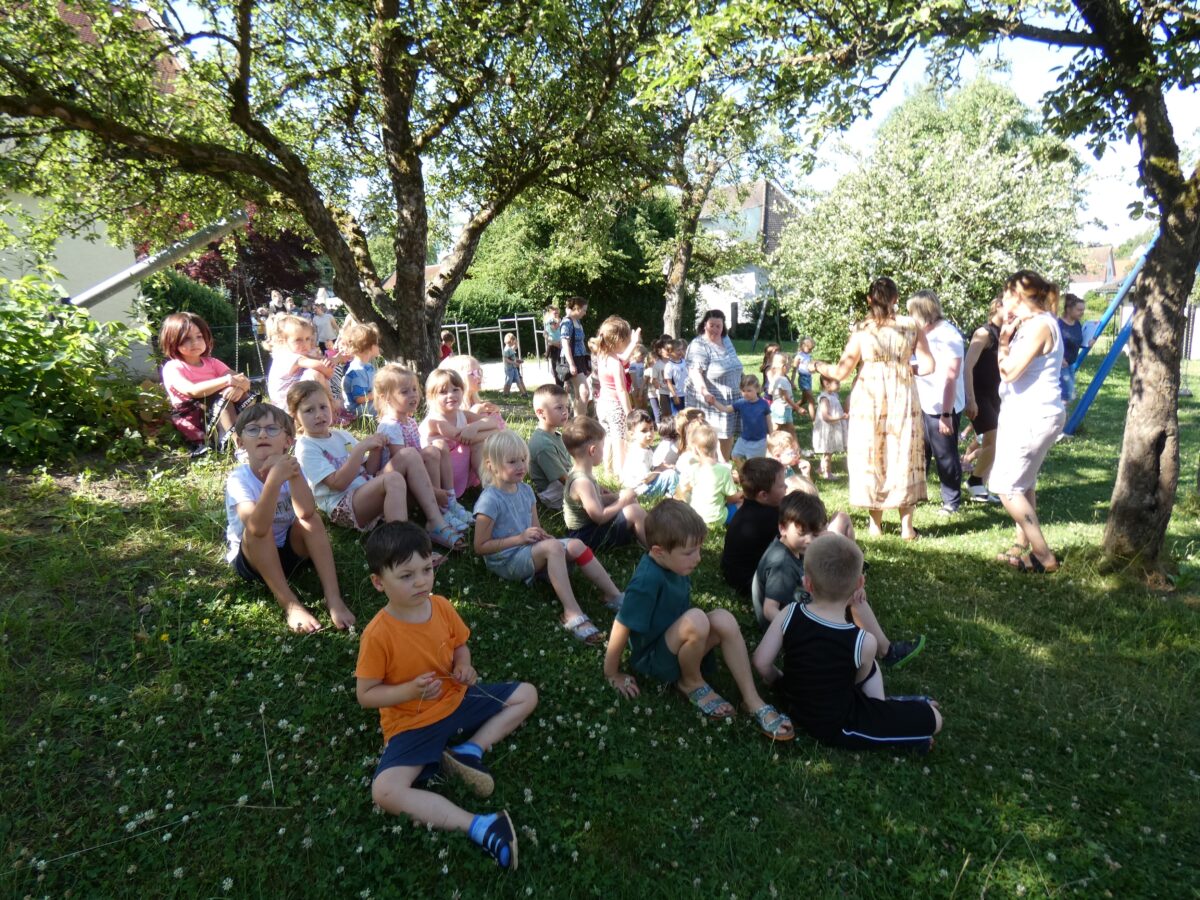 Kinder üben Evakuierung mit Feuerwehr in Kita Don Bosco Vohenstrauß