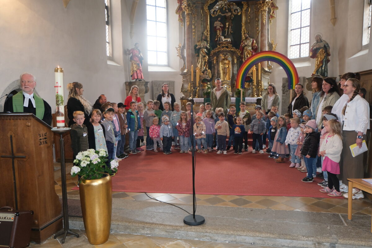 Kirchengemeinde segnet erweiterten Kindergarten Unterm Regenbogen in Floß