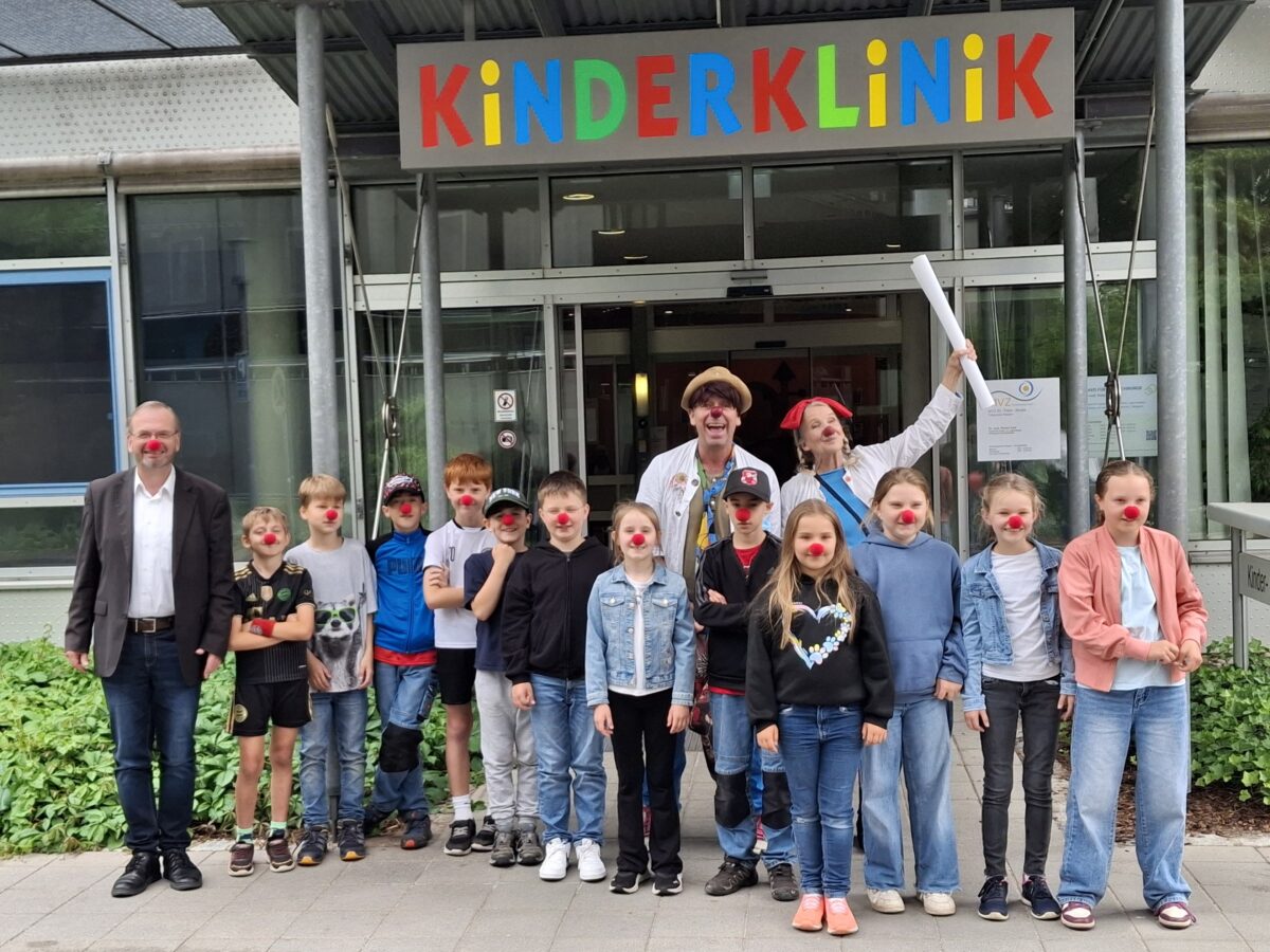 Kommunionkinder spenden 719 € für KlinikClowns in Weiden