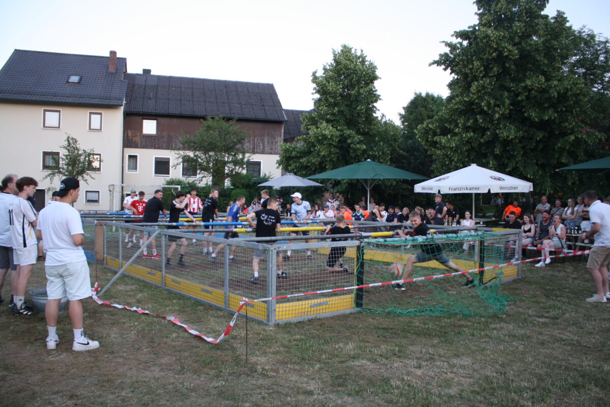 Menschenkickerturnier in Burkhardsreuth: Eschenbach gewinnt den Meisterpreis