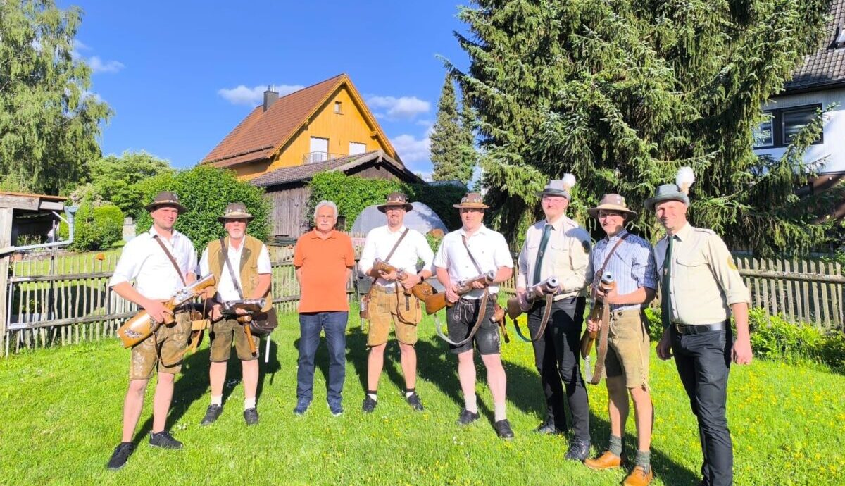 Musik und Böller ehren Max Karl zum 80. in Eslarn