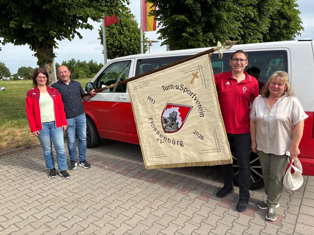 Neue Vereinsfahne für TSV Flossenbürg offiziell übergeben
