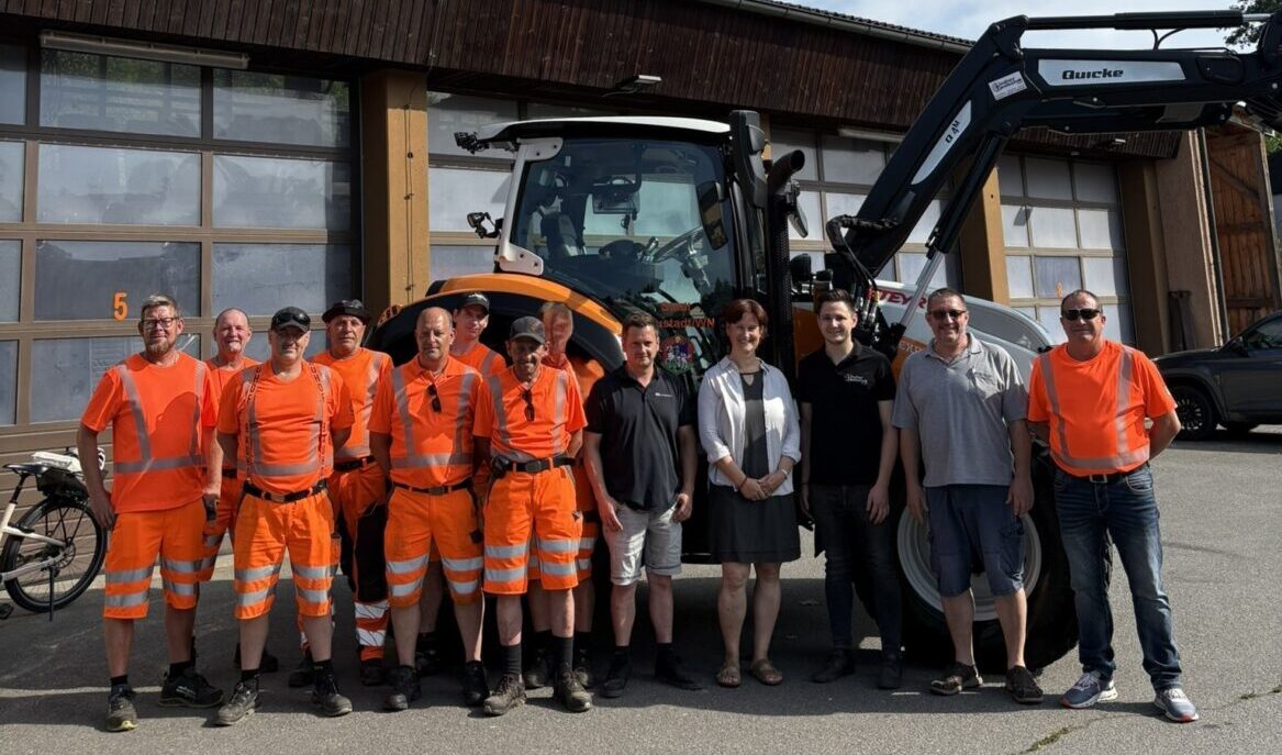 Neuer 140-PS-Traktor stärkt Bauhof in Neustadt
