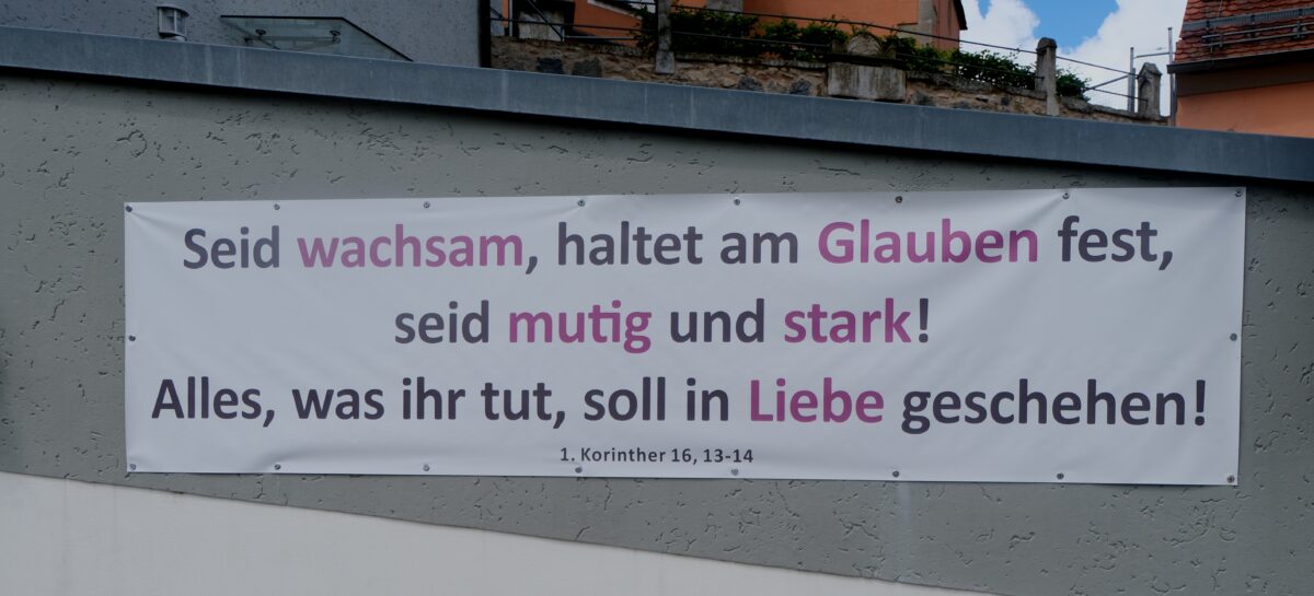 Neues Bibelwort am evangelischen Pfarramt in Floß