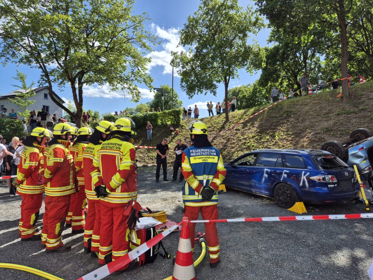 Schauübung und Kinderfeuerwehr begeistern beim Wachfest in Neustadt