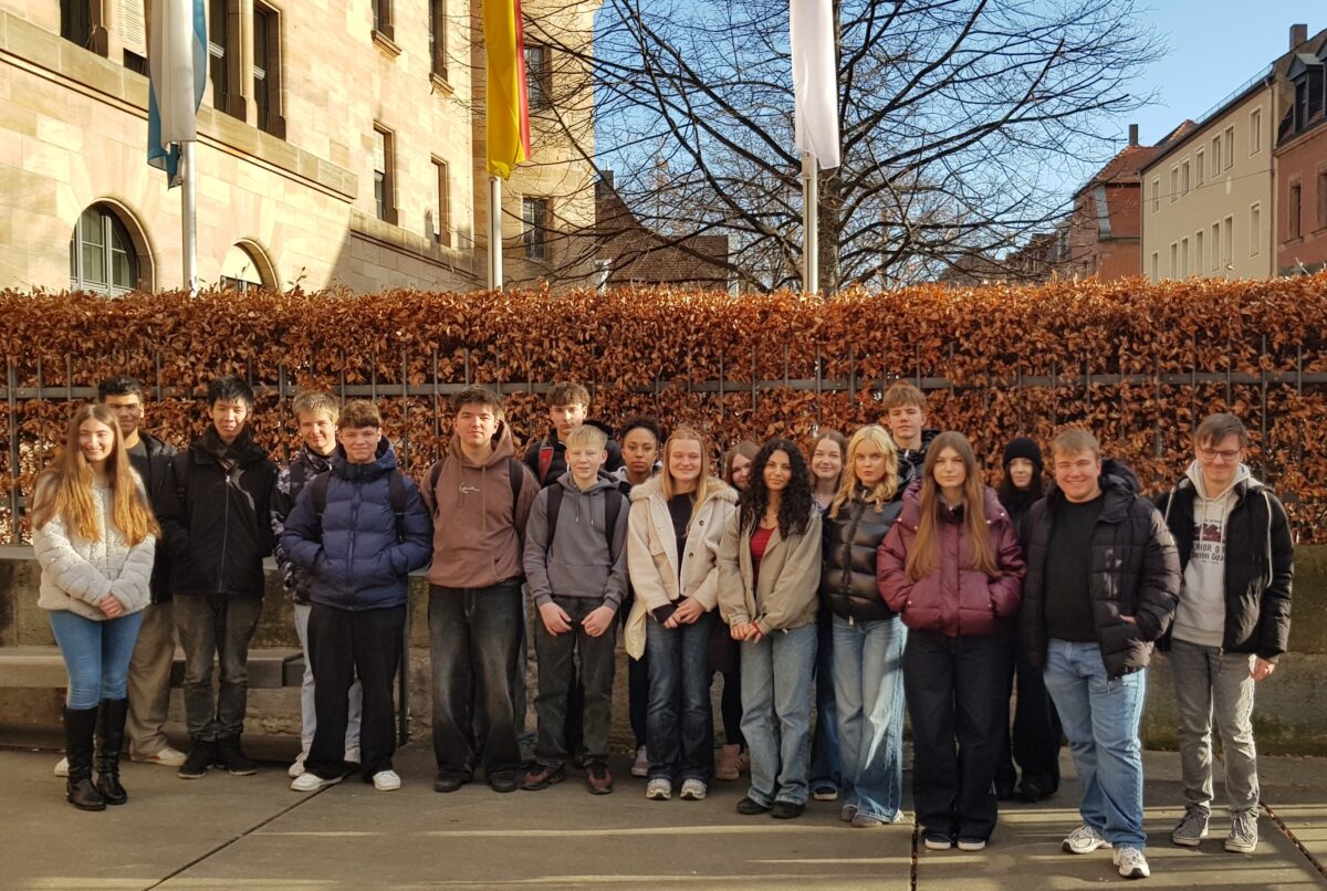 Schüler aus Weiden erleben Nürnberger Prozesse am historischen Ort