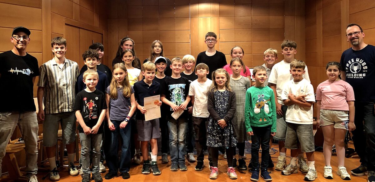 Schüler begeistern beim Vorspielabend in Weiden mit Schlagzeug und Gitarre