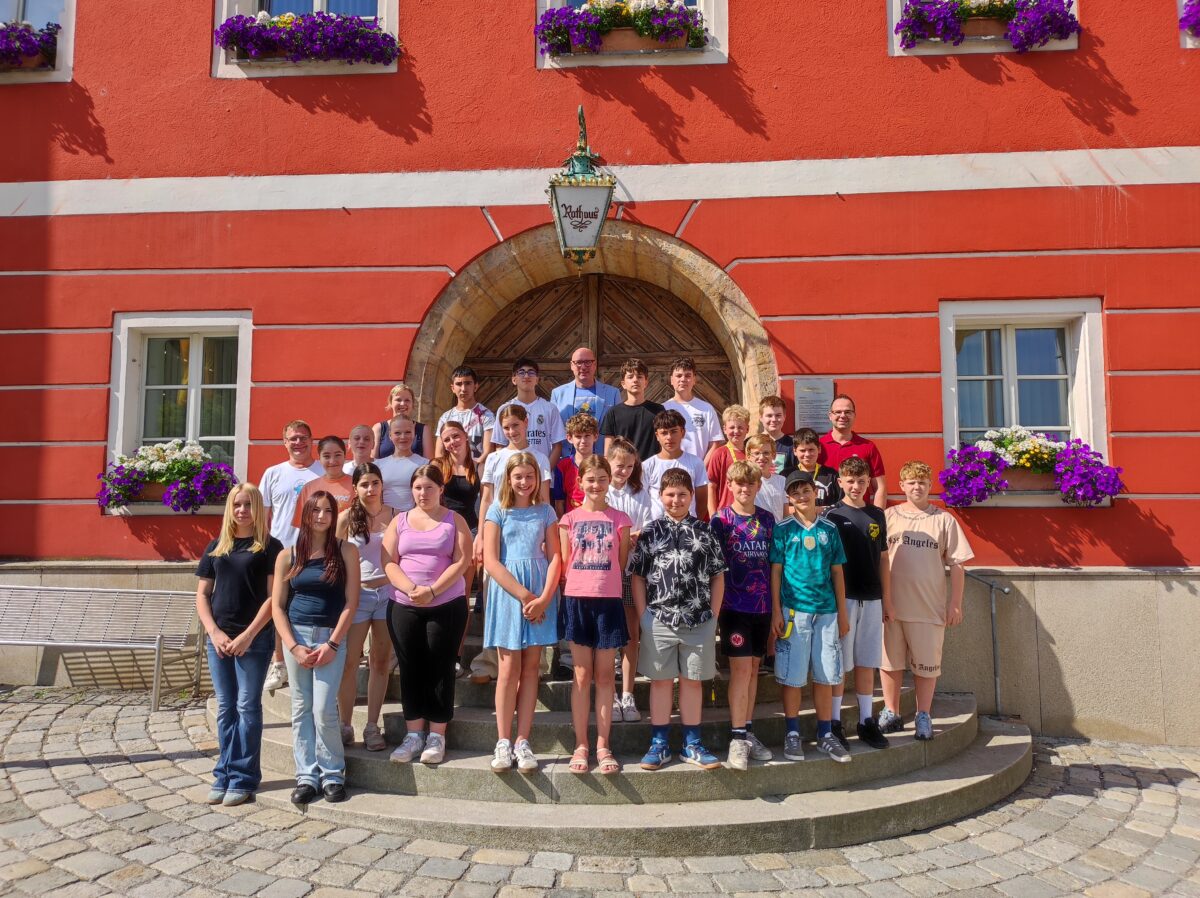 Schulklasse der Sophie-Scholl-Mittelschule besucht Rathaus in Burglengenfeld