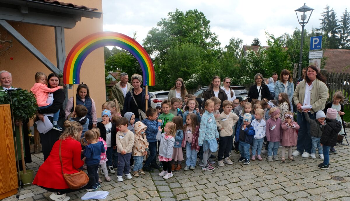 Segen für erweiterten Kindergarten Unterm Regenbogen in Floß